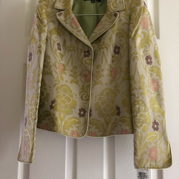 Stunning Floral Suit - Picture 2 of 4